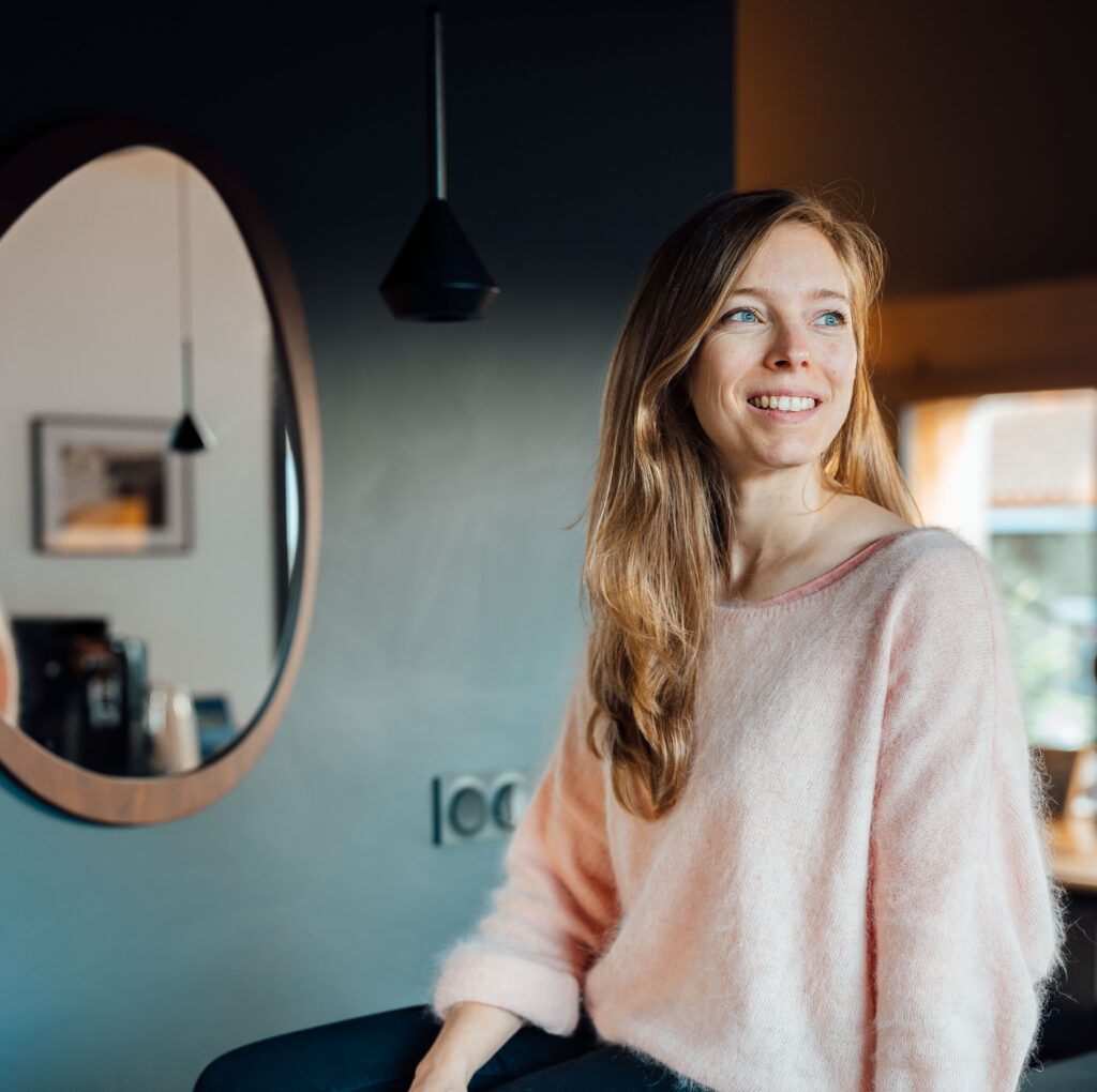 Portrait de notre nouvelle architecte à l’Atelier PLD à Angers, passionnée et souriante.