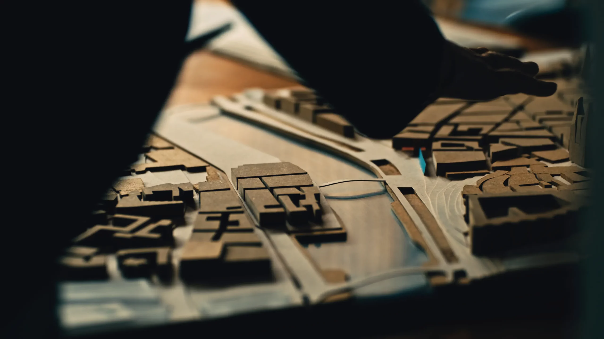 Mur en béton éclairé par la lumière naturelle, symbole de la justesse architecturale d’Atelier PLD