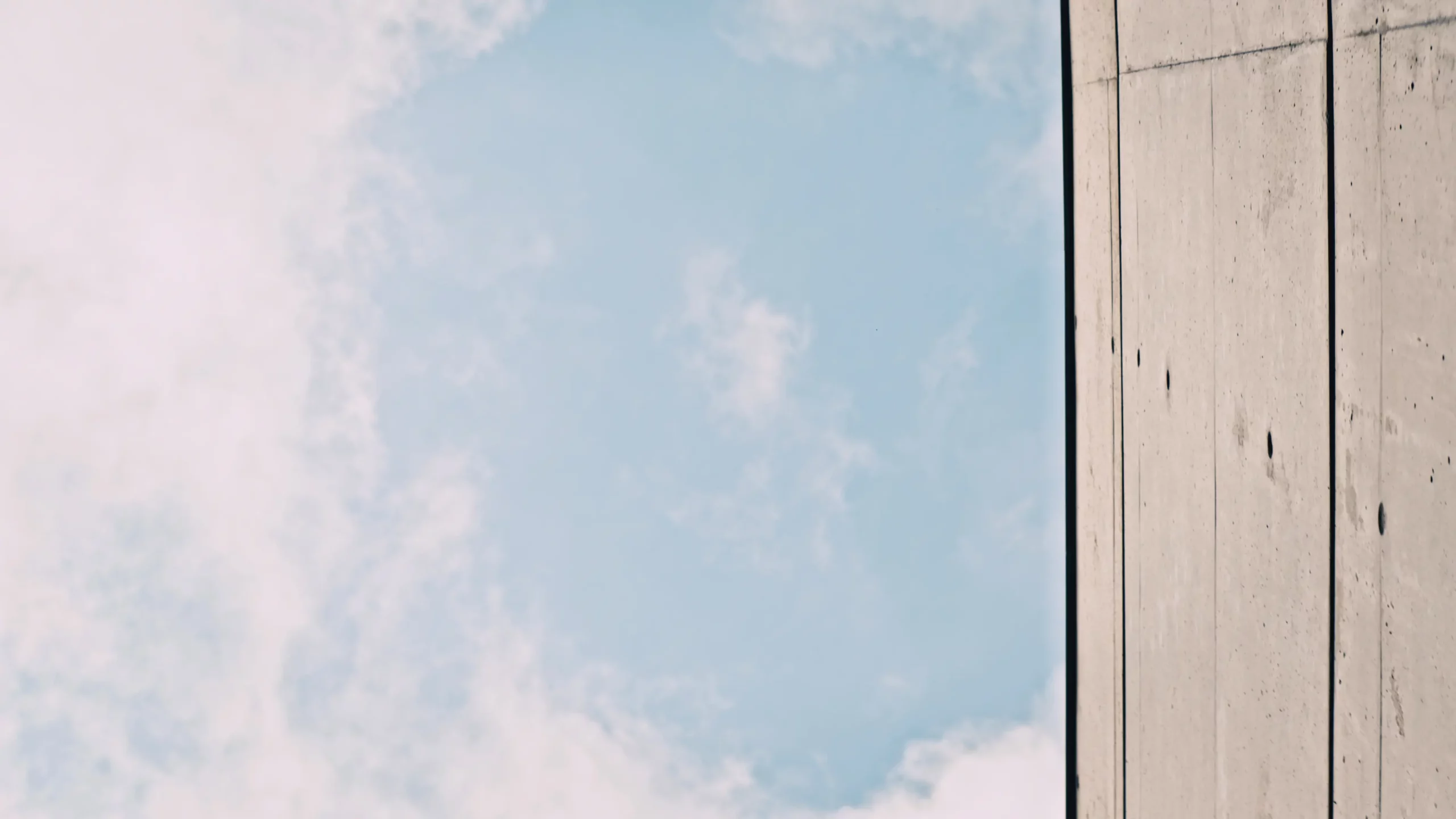 Regard concentré d’un architecte Atelier PLD, exprimant la précision et la sensibilité du geste créatif