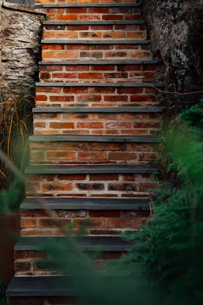 Escalier en briques d’époque nettoyé et révélé au Domaine Belargus, projet architectural signé Atelier PLD.