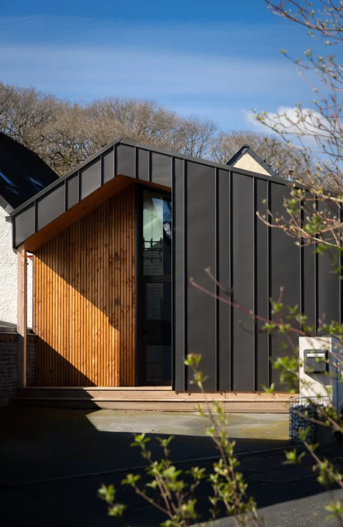 Façade contemporaine d’une maison avec extension et double-hauteur, Atelier PLD, Angers