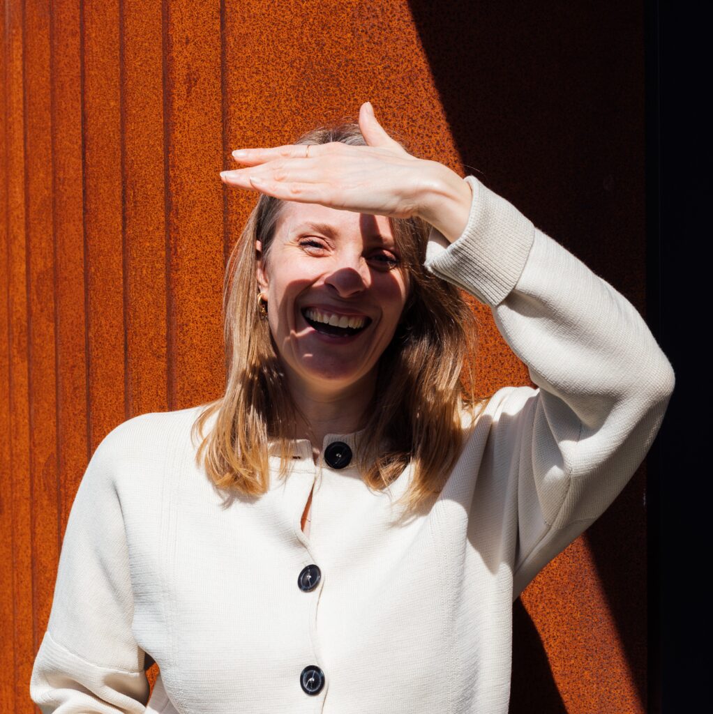 Camille à l’Atelier PLD à Angers, assurant le rôle de Happiness Manager avec rigueur et sensibilité.